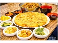 台中韩国料理餐厅！超大海鲜煎饼、50种小菜免费吃到饱