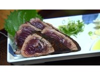 弘人市场用稻草燃烧烤鲣鱼　外熟内生没吃过的奇妙口感