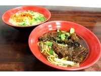 以爱相传！凝聚全家感情的金山老街排骨酥面店