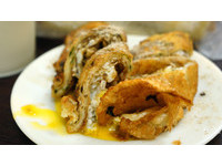 传统市场内的招牌炸蛋饼 ！半熟蛋液里竟裹着“菜脯”