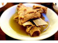 新加坡必吃！散发温和胡椒味　连锁名店“肉骨茶”
