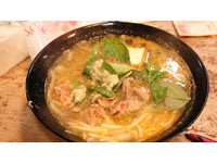 西湖市场内平价越侨料理　大骨汤熬制的的“牛肉河粉”