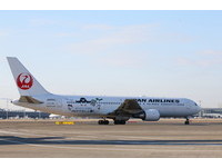 企鹅展翅飞上天！日本航空打造“企鹅彩绘机”