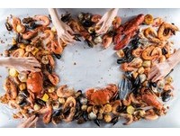 想吃饭只能用手抓！禁止用餐具的餐厅“Dancing Crab”