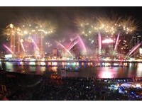好美！高雄灯会开幕　绚丽烟火照亮爱河畔