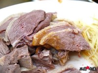 淋上咸甜酱汁提味！鹅肉、鹅血糕的台式飨宴