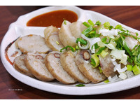 双连巷内的传统台湾味小吃　用蒸的大肠煎、香菇肉羹汤