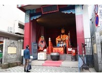 阎魔王“变脸”盯着看　泡登别温泉好像地狱走一遭