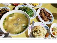在榕树下“办桌”！吃得到经典菜蛋烤小卷、味增肉　