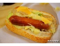 高雄新开幕“炭烤潜艇堡”　夜猫族宵夜新选择