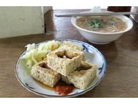 挖洞塞入酱汁跟酸甜泡菜　外薄酥内软嫩的彭记臭豆腐