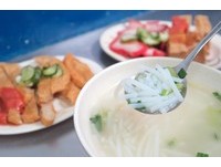 挤在一人宽小巷也要吃　炸物酥又香的巷仔内米粉汤