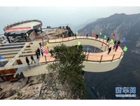 重庆打造世界最长玻璃廊桥　在1000米绝壁外空中漫步