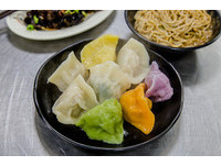 三重人气小吃摊！采用温体猪的假日限量彩色水饺