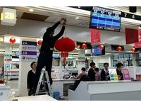 心力全投入善后工作　复兴航空拆除新年红灯笼