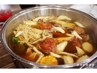 夏天也能吃？以中药、蔬菜熬煮的清爽羊肉火锅吃到饱