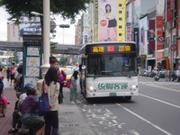不怕搭不到车了！高雄开辟“蚵仔寮－世运站”直达公车