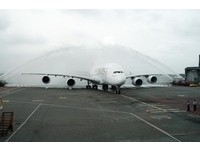 来了！全球最大客机“A380”首度戴客降落台湾