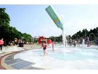 台盐通霄亲水广场启用！全台唯一免费咸淡、冷热玩水区