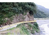 11月才启用　台东“嘉兰天空步道”土石滑落暂停开放