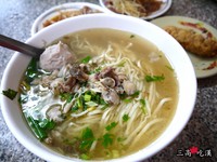 彰化在地小吃蛤仔面！配上散发猪油香味的炸鸡卷