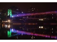 10段音乐配多彩光雕秀　碧潭吊桥欢喜穿耶诞新衣