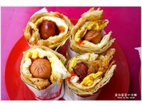 战地怀旧美食！蛋饼包夹热狗、香肠的满满饱足感