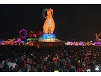 百万人潮塞爆台中乌日！“台湾灯会”紧急提疏运新计划