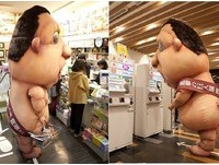“进击的迷你巨人”现身东京逛街　好想买人类食券..