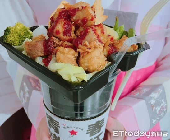▲人手一杯的首尔弘大跟梨泰院人气小吃-青春烤肉杯.。(图／新光三越提供)