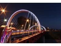 七彩光影沿桥身流动　台中3座光雕陆桥打造夜晚新亮点