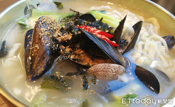 ▲海鲜面,韩方炖鸡,蒸饺,雪浓汤 。(图/记者吕晓雯摄)