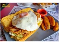台中All-in饱库　招牌巨无霸潜艇堡料多到无法一手掌握