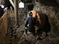 静冈土肥金山超逼真复刻矿道　一尝“富豪金山”梦