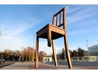 世上能不再有地雷战争吗？日内瓦三脚椅沉默的告白