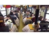 日本冬季限定“暖被桌列车”窝在棉被里赏沿途海岸风光