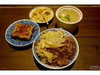 宜兰怀旧朴实的金泽鲁肉饭　小菜一律只要10块钱！