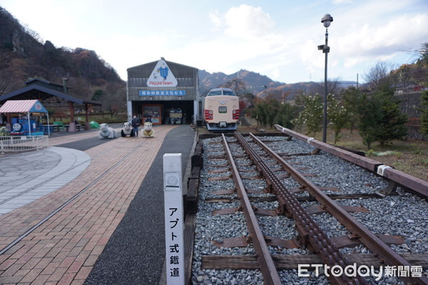 ▲废弃车站变“铁道文化村”　花3万日圆就能开爬山火车。（图／记者严云岑摄）