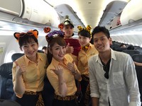 不给糖就捣蛋！台湾虎航空姐变装　与乘客同乐万圣节