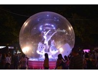 置身北欧雪国！全台唯一“5米高圣诞水晶球”在屏东