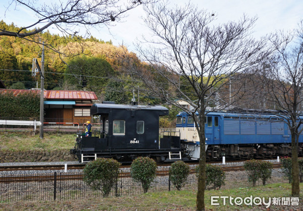 ▲废弃车站变“铁道文化村”　花3万日圆就能学开爬山火车。（图／记者严云岑摄）