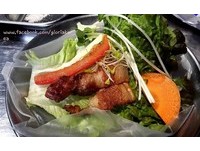 韩国弘大超人气烤肉店　竟然是水电工提着工具箱上菜？