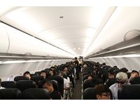 如何打发机上漫长时光？德、英旅客最爱与陌生人聊天