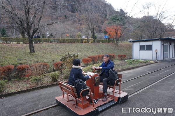 ▲废弃车站变“铁道文化村”　花3万日圆就能开爬山火车。（图／记者严云岑摄）