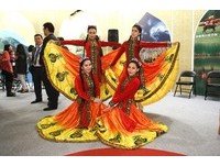 新疆舞蹈美女在旅展摇曳生姿　民众：五官立体好漂亮