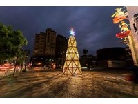 竹编圣诞树点缀台南夜空！“满竹的祝福”像神秘魔法阵