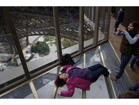 “埃菲尔铁塔”地板变透明　在60米高空享受空中漫步