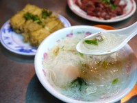 酥嫩红烧肉配清爽旗鱼米粉　人龙排到马路上的深夜食堂