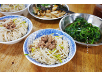 简单实在的蒜泥干面一碗只要25元　烫青菜也仅20元