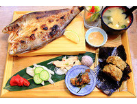 板桥日式轻食早午餐　手工一夜干烤饭团套餐